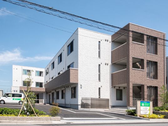 モダンな建物のエントランス