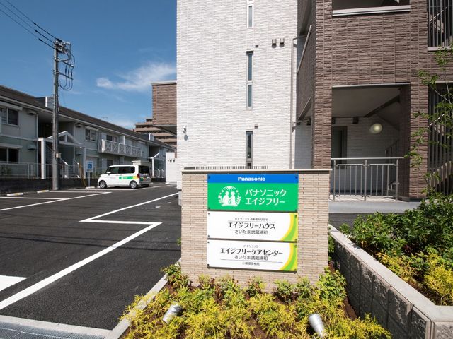 新築そうな施設の外観 外観 きれいに整備された外観で、明るく清潔感のある環境です。広々とした駐車場があり、安心して通勤できそうです。