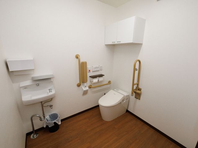 バリアフリー対応トイレ トイレ 安心の手すり付き清潔なトイレスペース。車椅子ユーザーも利用しやすい造りになっています。