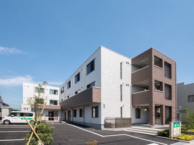 清潔感ある建物の外観 外観 新築のような外観で、白と茶色のモダンなデザインが印象的です。スタッフとして、この清潔で整った環境を維持することができます。