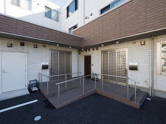 エントランスの明るい外観