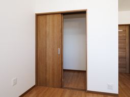 明るい木製の居室扉