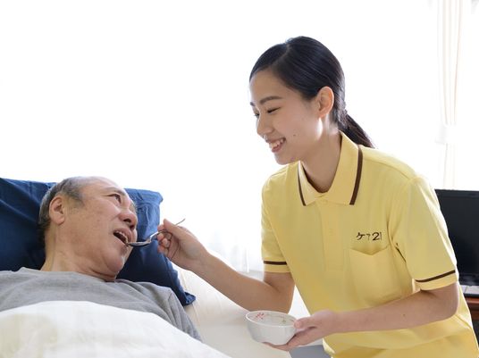 看護師が食事介助を実施