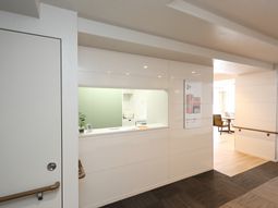 清潔な受付と廊下