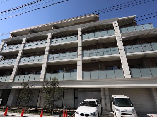 多階層のモダンな外観