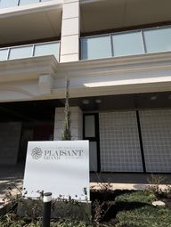 モダンな建物のエントランス