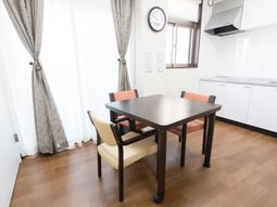 ダイニングテーブルのある部屋