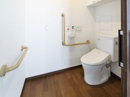 バリアフリー設計のトイレ