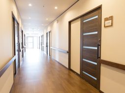 明るい通路の居室入口