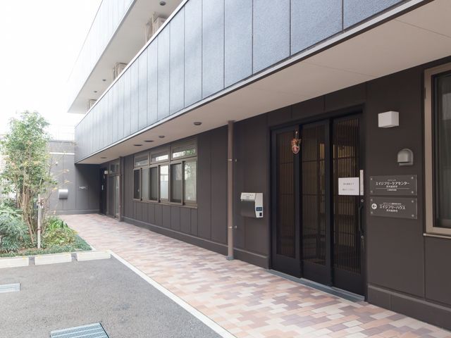 エントランスの外観 外観 清潔感のあるエントランスはゆったりとしており、バリアフリー設計ですのでどなたでも安心してお過ごしいただけます。