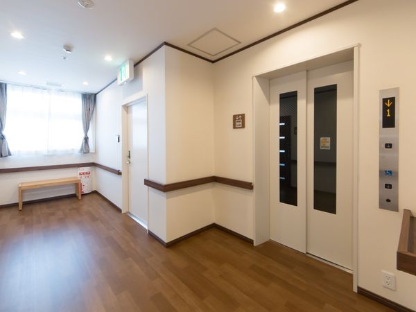 清潔な廊下とエレベーター