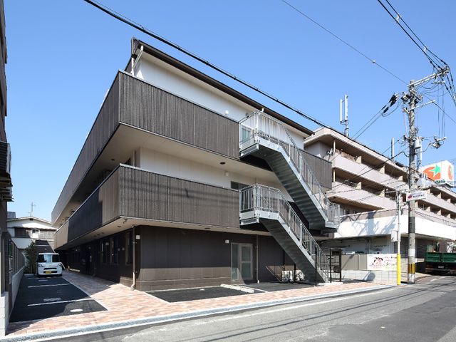 現代的な建物の外観 外観 明るく開放的な外観の建物では、多くの方が快適にお過ごしいただけます。きちんと整備された駐車場があり、アクセスも便利です。