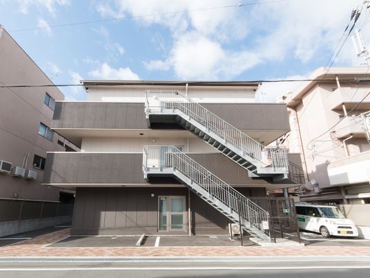 建物外観と駐車場
