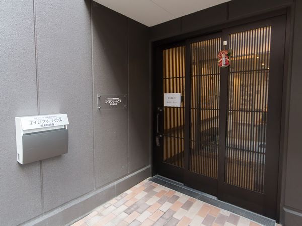 エントランスの外観