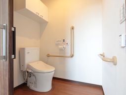 手すり付き清潔なトイレ