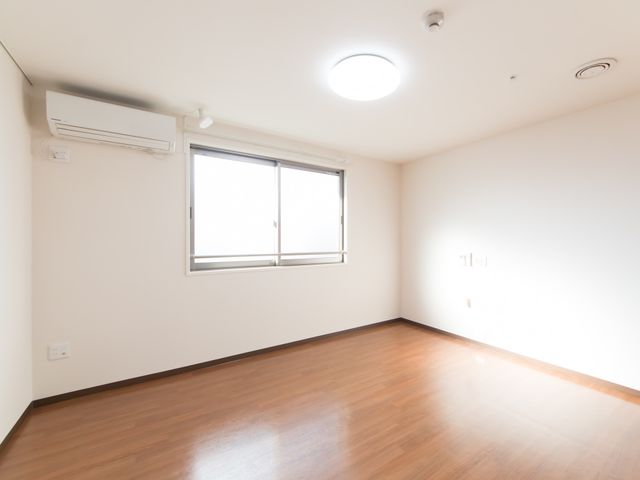 シンプルな居室の空間 居室 シンプルで清潔感のある居室です。ゆったりとしたプライベート空間で、お一人お一人のくつろぎの時間を大切にできる環境が整っています。