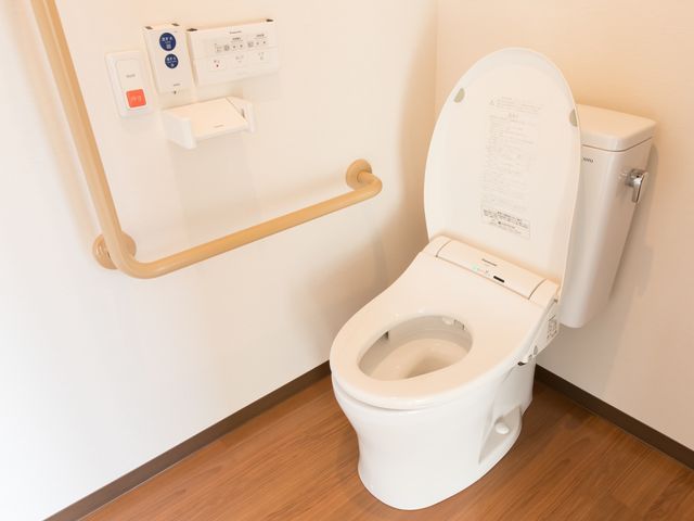 バリアフリートイレ設備 トイレ 手すり付きの清潔なトイレは、どなたでも安心してご利用いただける空間です。快適な環境作りに努めています。
