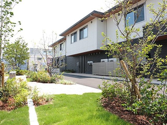 明るい外観と庭 外観   大きな窓が並ぶ明るい建物と、手入れされた緑の庭が見えます。落ち着いた環境で働きたい方に向いた雰囲気です。