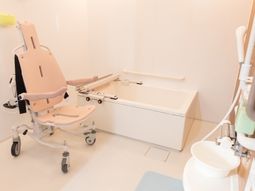 バリアフリー設計の浴室