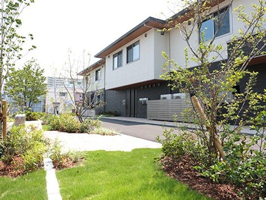 緑ある外観の建物外観  