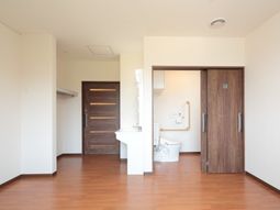 居室の入口と洗面トイレ