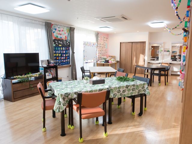 共用スペースの様子 食堂 明るく広々とした食堂では、共有テレビを視聴しながら食事やくつろぎの時間を過ごせます。おしゃれなインテリアや装飾が心地良い空間を演出しています。