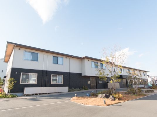 明るい日差しの居室建物
