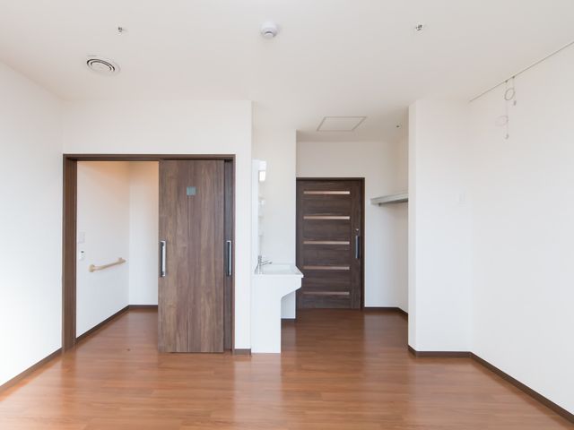 洋室の広々とした居室 居室 ゆったりとした造りの居室です。手すりや床のバリアフリー設計に配慮されており、快適な生活をサポートしています。