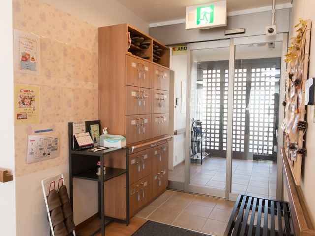 明るいエントランス 玄関内部 ゆとりあるエントランスには、お客様のお迎えに必要な受付とシューズボックスが完備されており、快適な出迎えが可能です。
