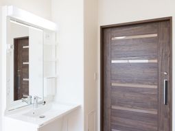 清潔感ある洗面台と扉