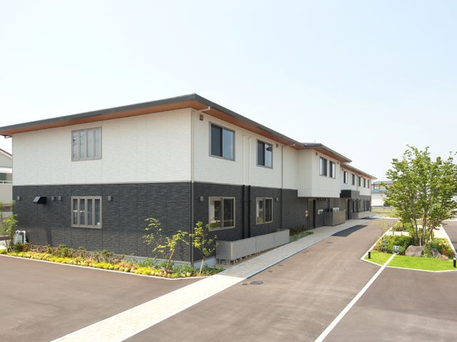 新築そうな外観 外観 整備されたアプローチが印象的な新しい環境。職員として迎える日々を想像してみてください。