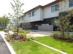 新緑と建物の外観