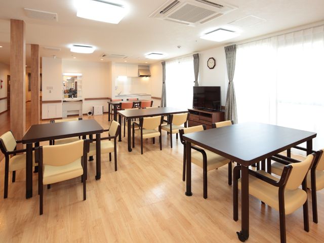 共用ダイニングの様子 リビング 温かみのあるダイニングルームです。共に食事を楽しむことで、利用者間のコミュニケーションが生まれます。