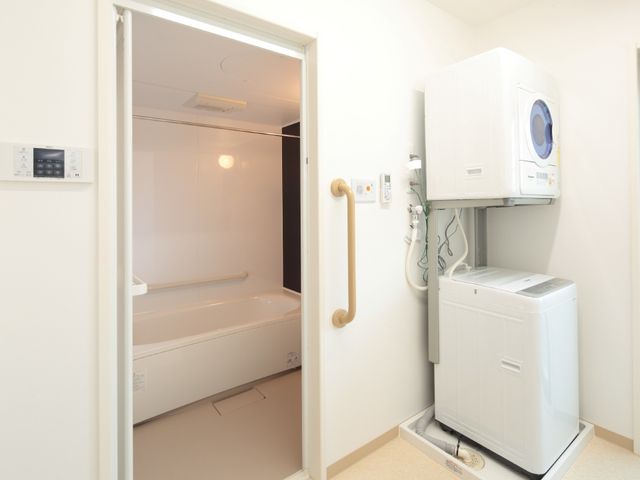 快適な浴室設備 浴室 手すり付きの浴室は、安全に配慮されているため、働く際の安心感につながります。洗濯機も備え、日常生活のサポートに役立ちます。