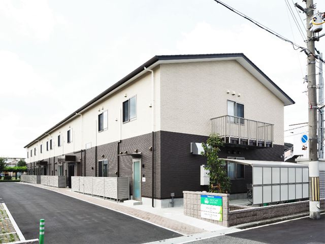 清潔感のある建物外観 外観 清潔でシンプルなデザインの外観は、心地良い仕事環境を提供しています。