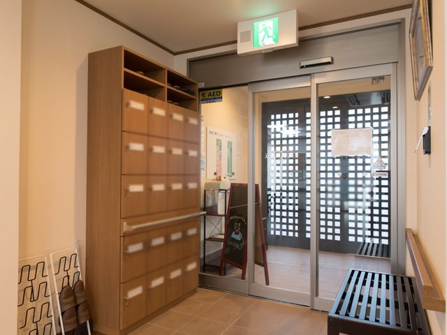 エントランスの明るい空間 玄関 開放感あふれるエントランスには、ゆったりしたベンチが備え付けられ、待ち時間も快適です。