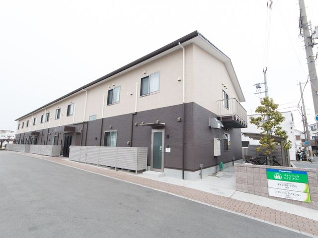 清潔感のある施設外観 外観 整った外観の建物前には、入口が明瞭で安全な歩行がしやすい平坦なアクセスが確保されています。
