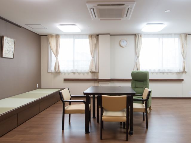 リラックスできる休憩室 談話スペース ゆったりとした椅子が配置された休憩室です。窓からの自然光が心地よい空間をつくっています。