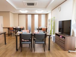 共有スペースの明るい居室