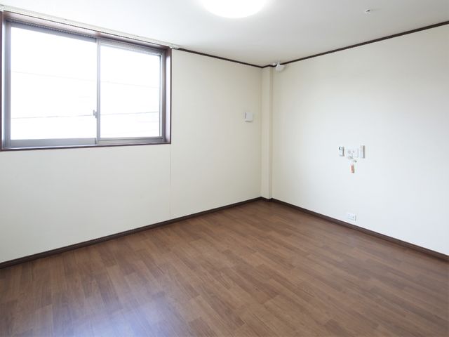 清潔な空間の居室 居室 ゆとりある広さのある居室です。床材には暖かみのある色合いが選ばれ、落ち着いた雰囲気を醸し出しています。