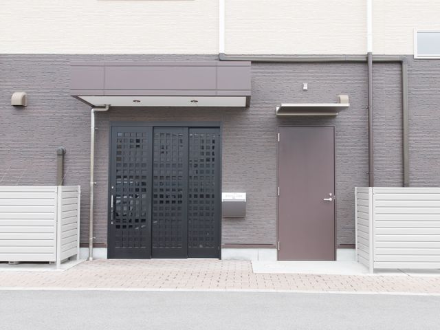 建物のエントランス部分 入口 清潔感のあるモダンなエントランスは、訪れる方々の心を穏やかに迎え入れます。毎日の出勤が楽しみになるような明るい雰囲気です。