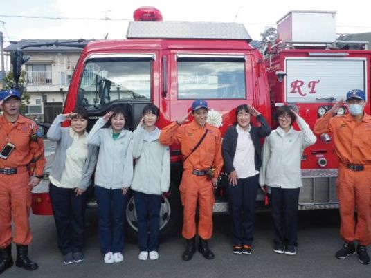 消防車前の職員集合  