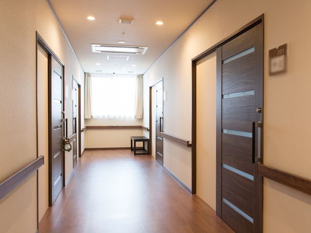 明るく清潔な廊下 廊下 ゆとりのある通路は広く、採光も考えられていますので、明るい雰囲気の中で快適にお過ごしいただけます。