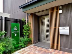 木目調の落ち着いたエントランス