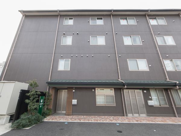茶色の建物の外観