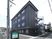 黒い外壁のきれいな建物