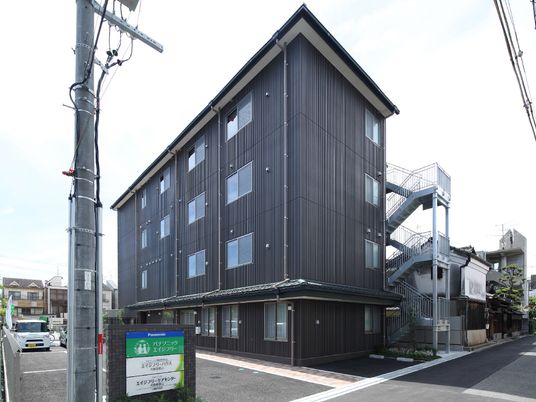 黒い外壁のきれいな建物