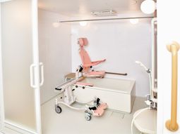 バリアフリーの明るい浴室