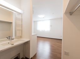 洗面台付きの明るい居室