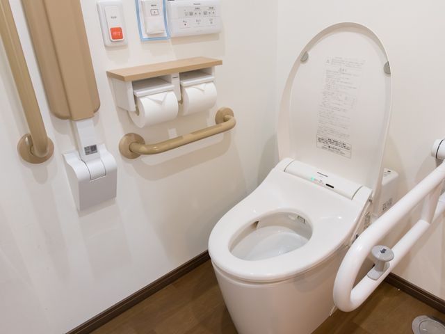手すり付きの清潔なトイレ トイレ 安全かつ快適にご利用いただけるための手すりが完備された、清潔感のあるトイレスペースです。利用者の自立を支援し、日々の生活を豊かにすることを大切にしています。